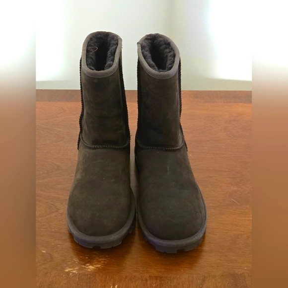 UGG Shoes - Women's UGG Boots - Short Brown Style - Size 9